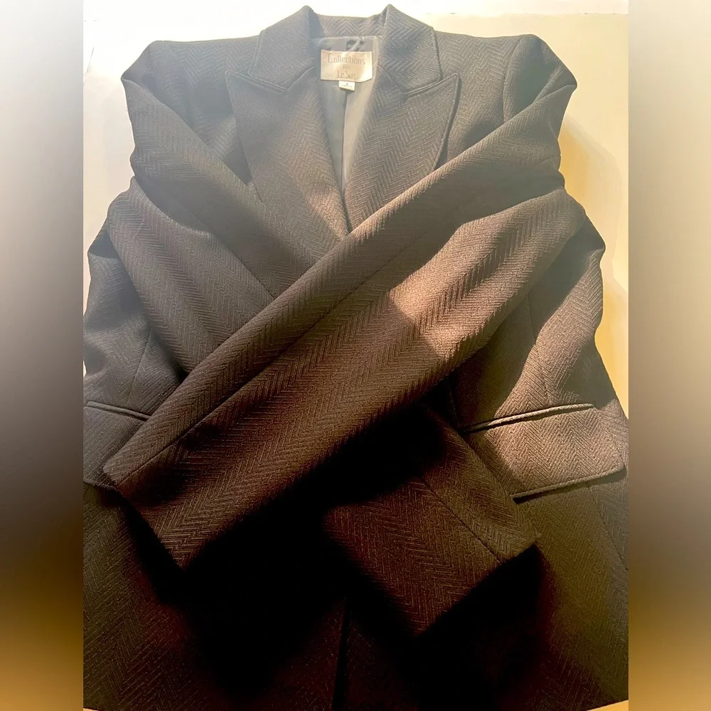 Dark Black One Button Two Pockets Fully Lined Textured Blazer by Le Suit. Size=6